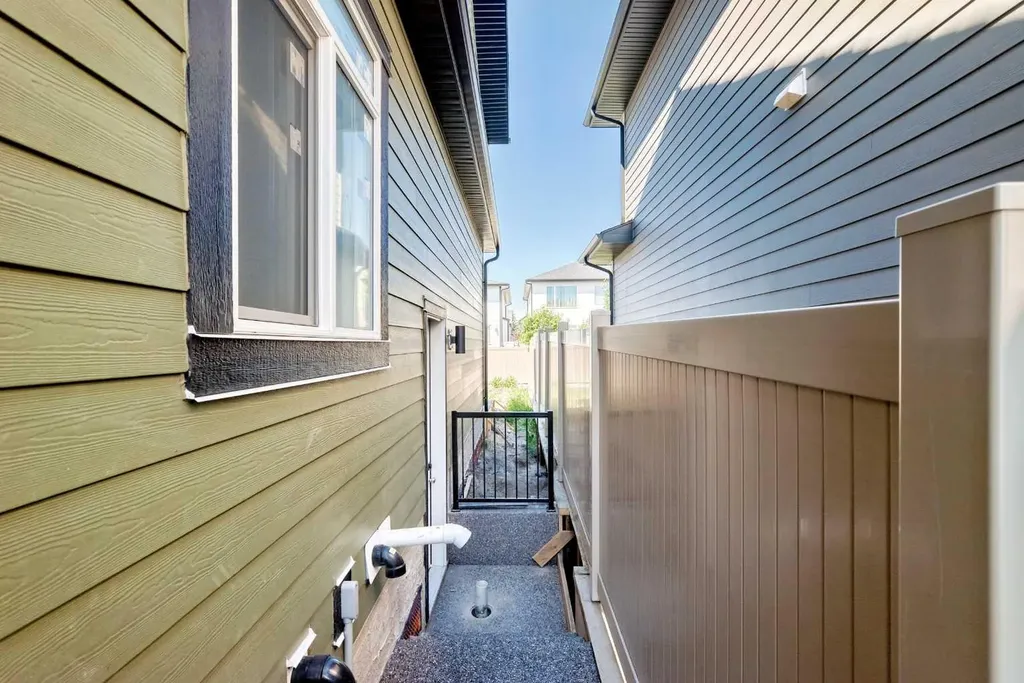 107 West Grove Gate SW Calgary AB T3H1Z4
