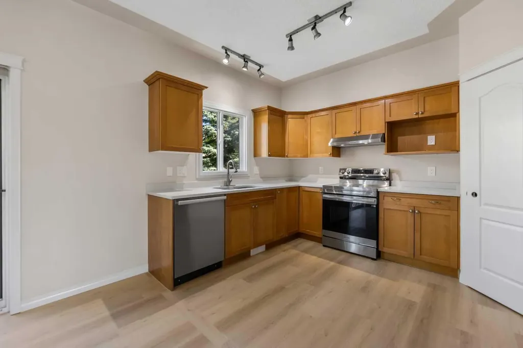 116 Country Hills Gardens NW Calgary AB T3K 5G2