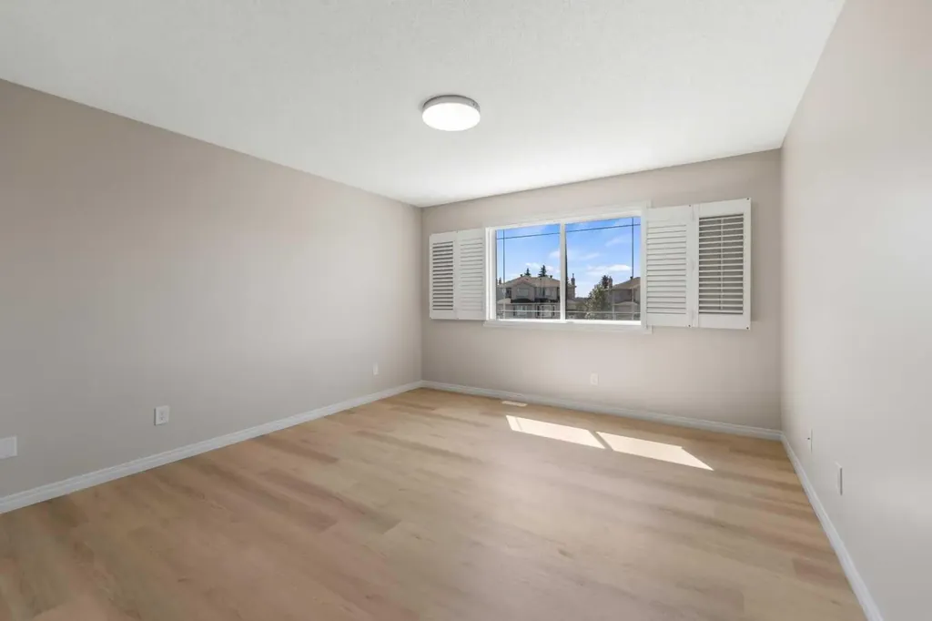 116 Country Hills Gardens NW Calgary AB T3K 5G2