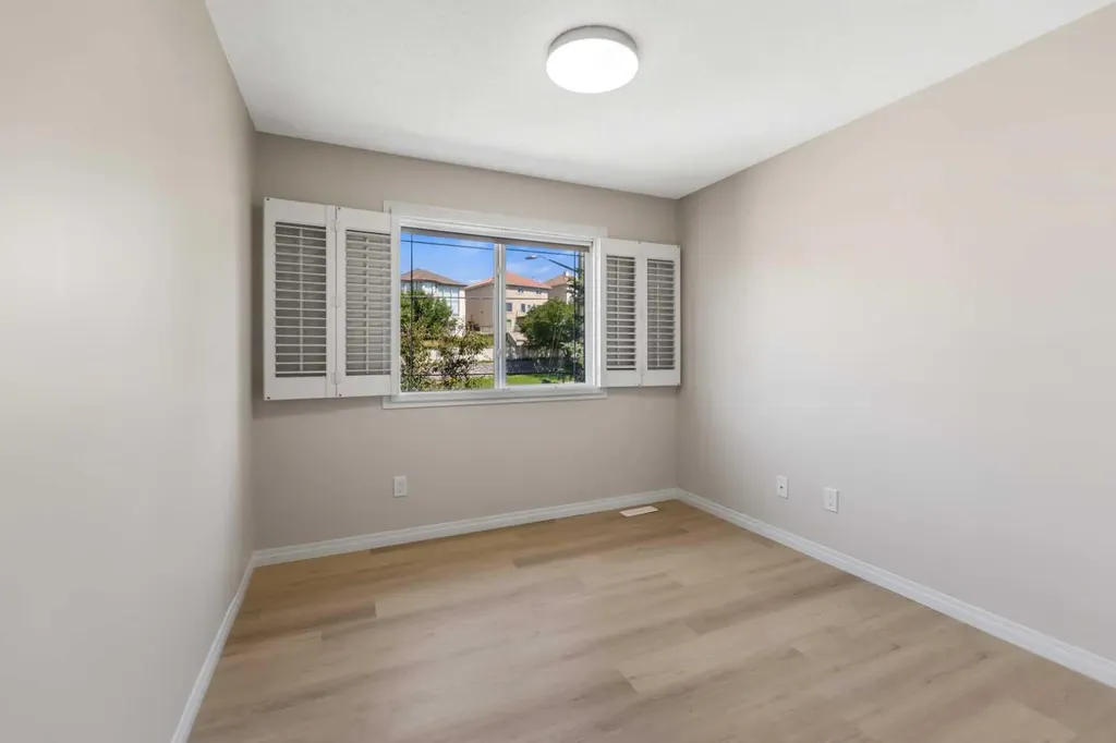 116 Country Hills Gardens NW Calgary AB T3K 5G2