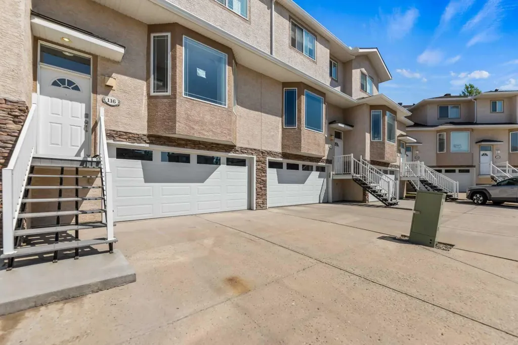 116 Country Hills Gardens NW Calgary AB T3K 5G2