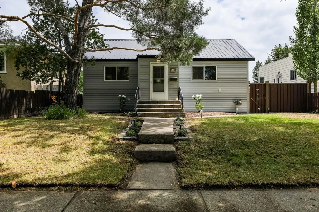 819 5 Street S Lethbridge AB T1J 2C5