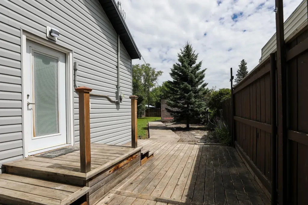 819 5 Street S Lethbridge AB T1J 2C5