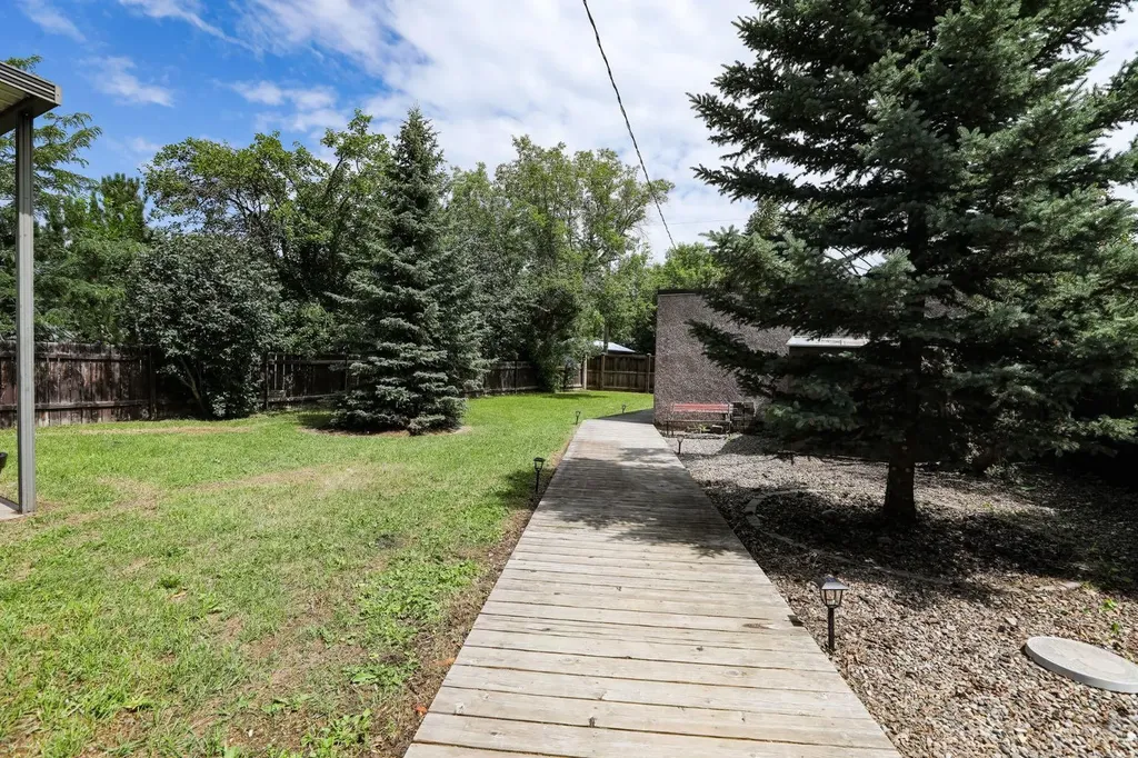 819 5 Street S Lethbridge AB T1J 2C5