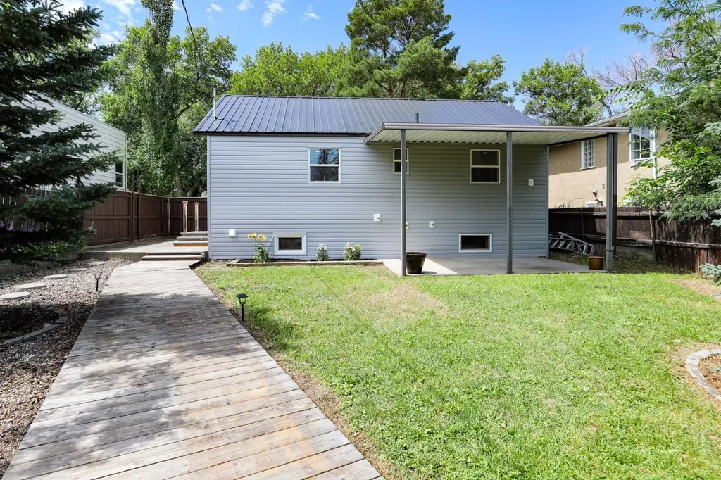 819 5 Street S Lethbridge AB T1J 2C5