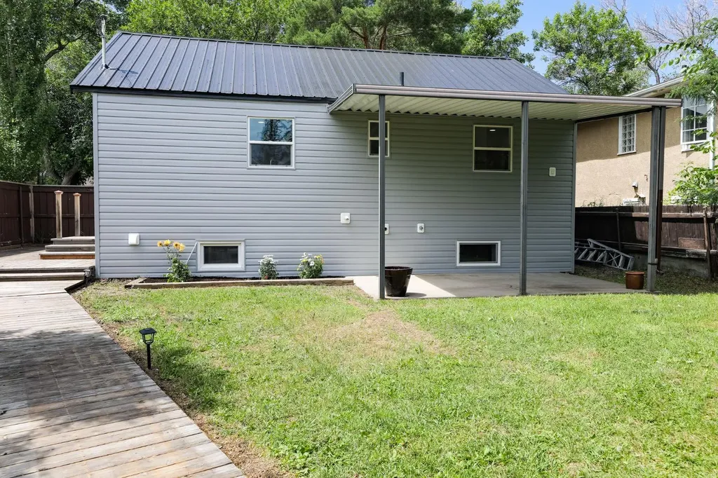 819 5 Street S Lethbridge AB T1J 2C5