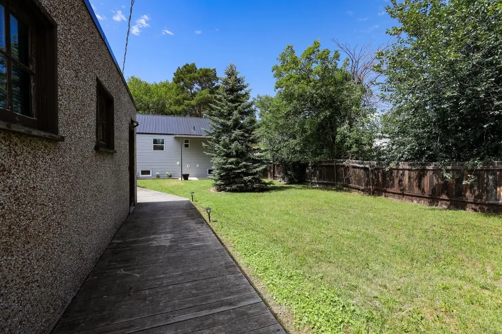 819 5 Street S Lethbridge AB T1J 2C5