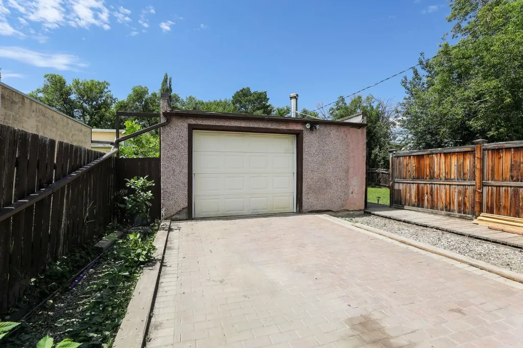 819 5 Street S Lethbridge AB T1J 2C5