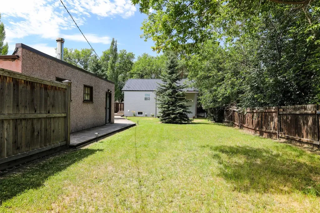 819 5 Street S Lethbridge AB T1J 2C5
