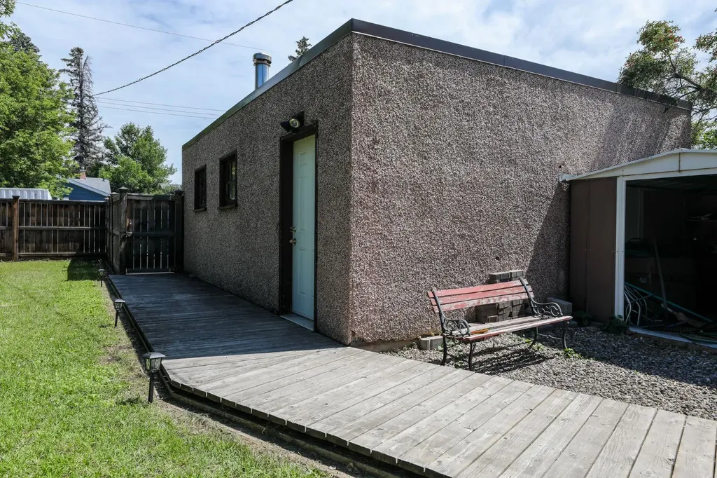 819 5 Street S Lethbridge AB T1J 2C5