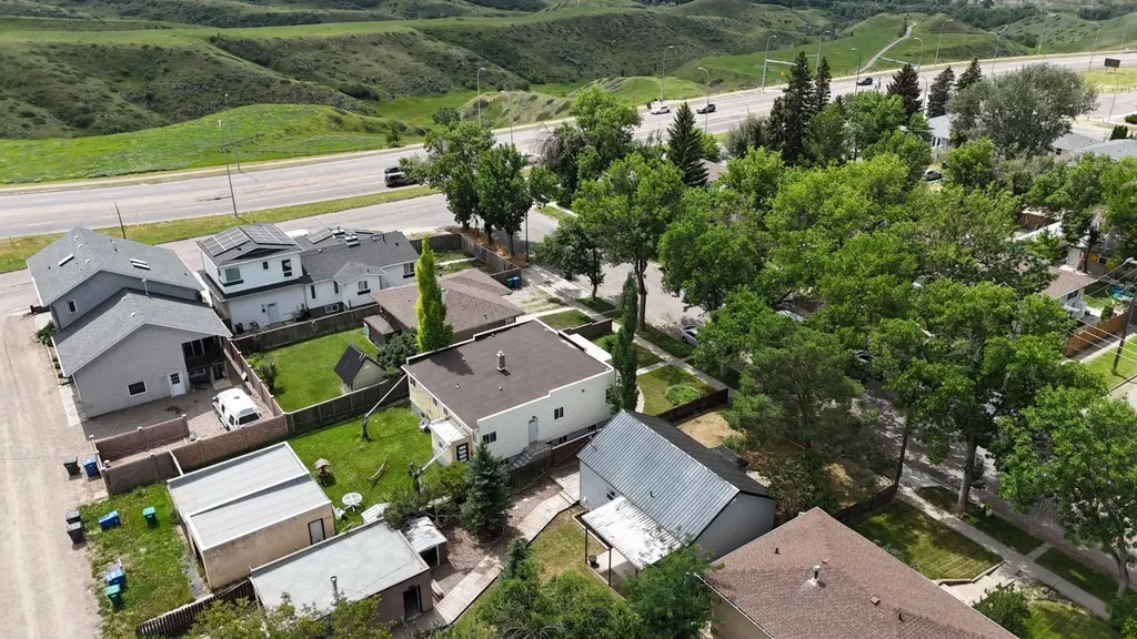 819 5 Street S Lethbridge AB T1J 2C5