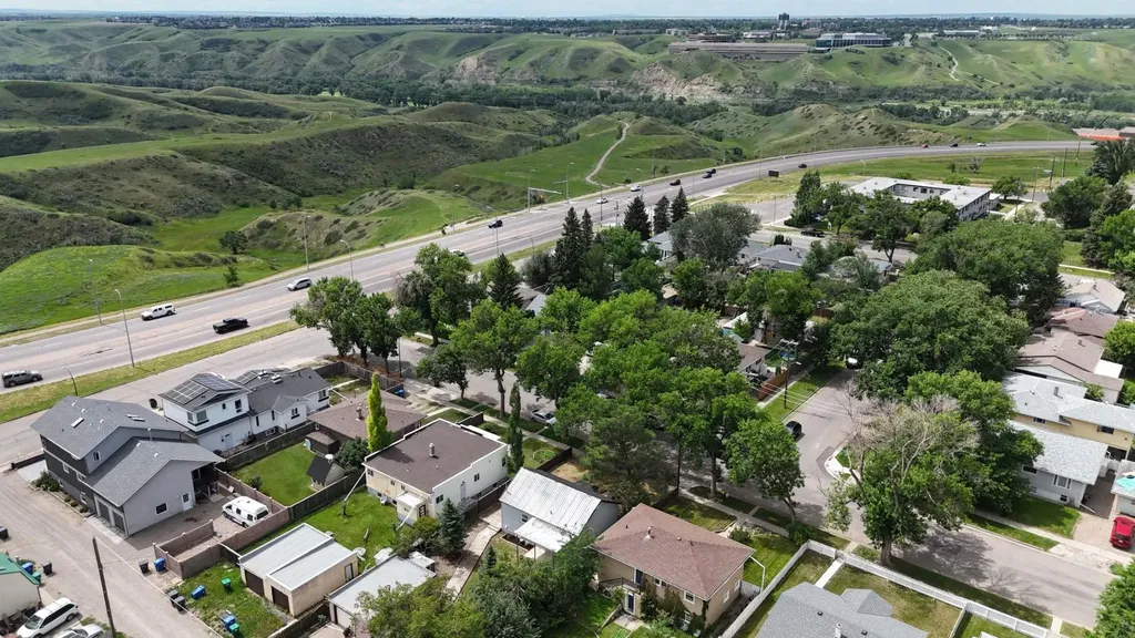 819 5 Street S Lethbridge AB T1J 2C5