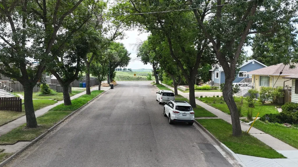 819 5 Street S Lethbridge AB T1J 2C5