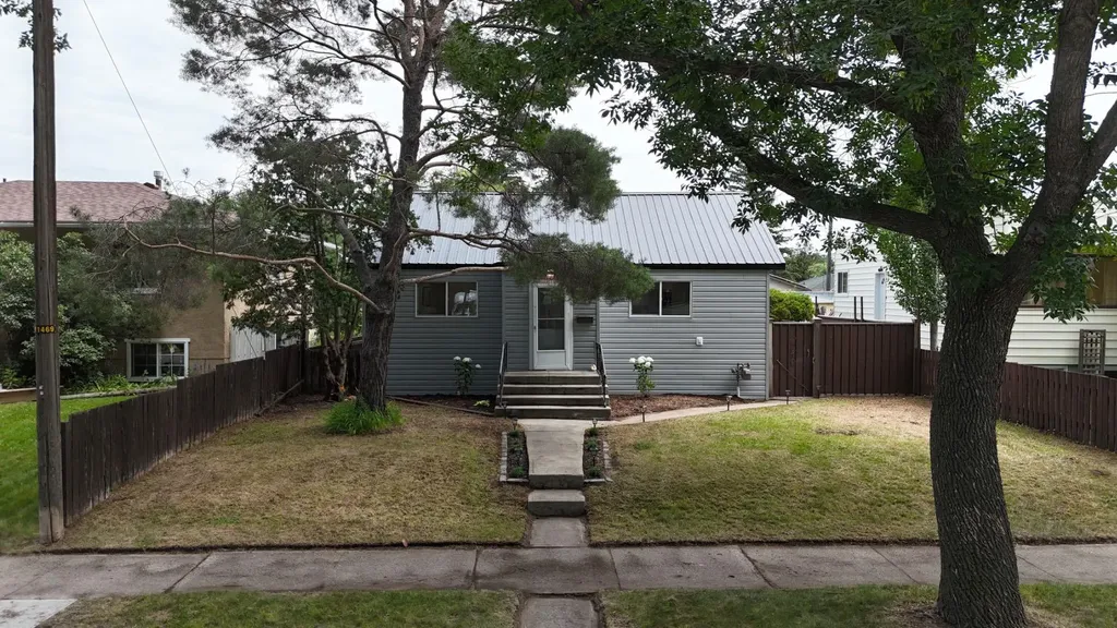 819 5 Street S Lethbridge AB T1J 2C5