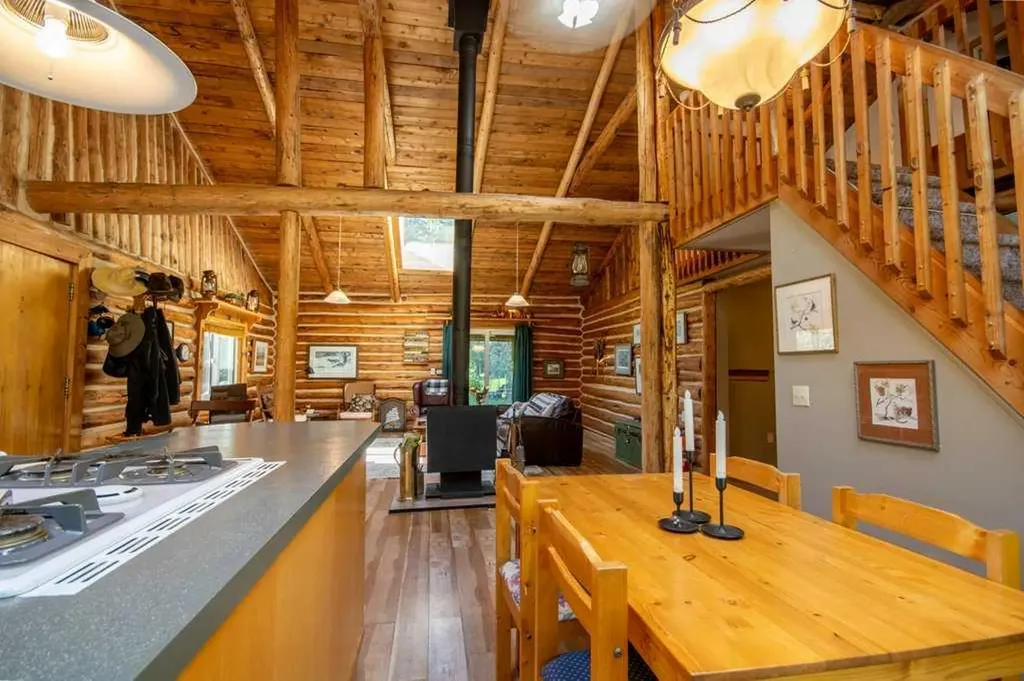 32479 Highway 760 E Rural Mountain View County AB T0M 1X0