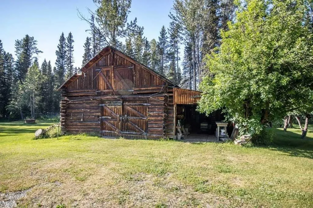 32479 Highway 760 E Rural Mountain View County AB T0M 1X0