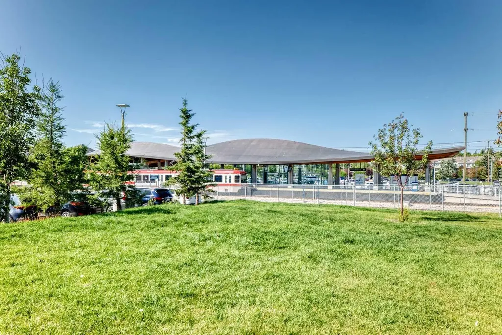 260 Shawville Way SE Calgary AB T2Y 3Z7