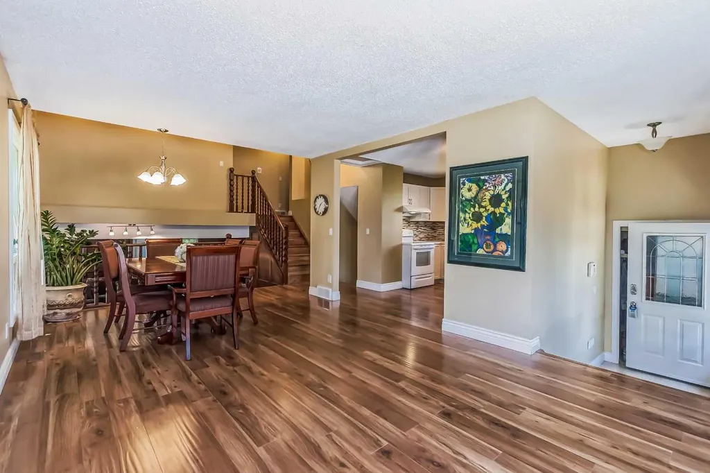 55 Bermuda Close NW Calgary AB T3K 1G4
