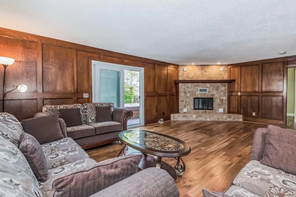55 Bermuda Close NW Calgary AB T3K 1G4