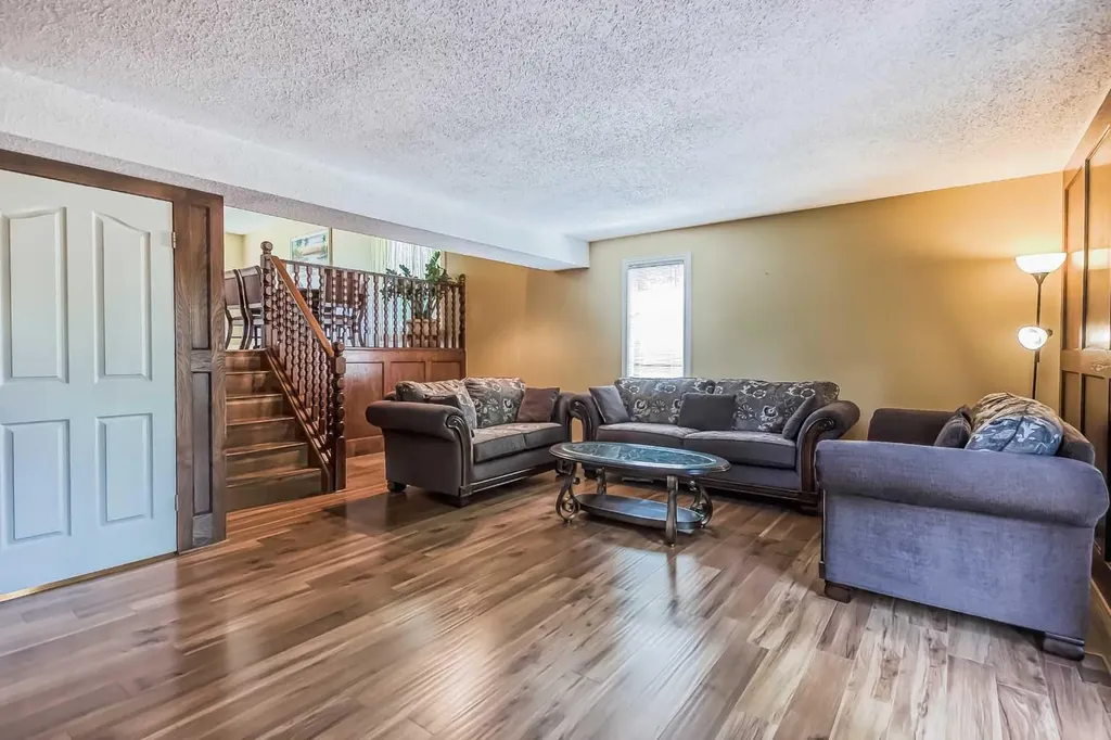 55 Bermuda Close NW Calgary AB T3K 1G4