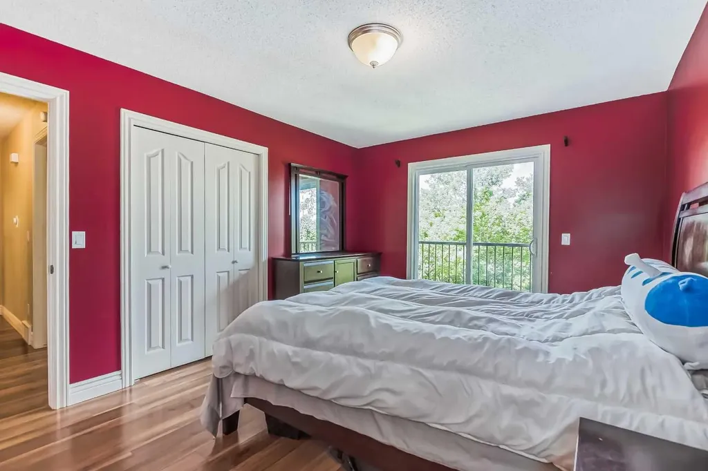 55 Bermuda Close NW Calgary AB T3K 1G4