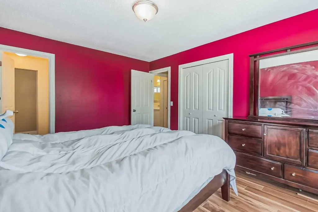 55 Bermuda Close NW Calgary AB T3K 1G4