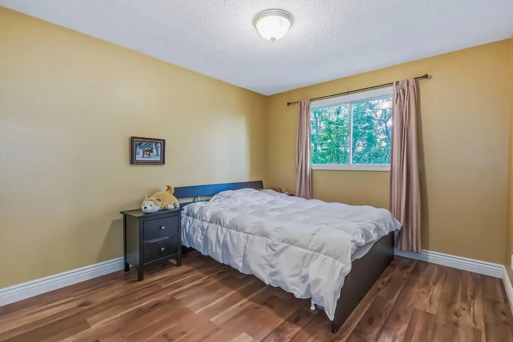 55 Bermuda Close NW Calgary AB T3K 1G4