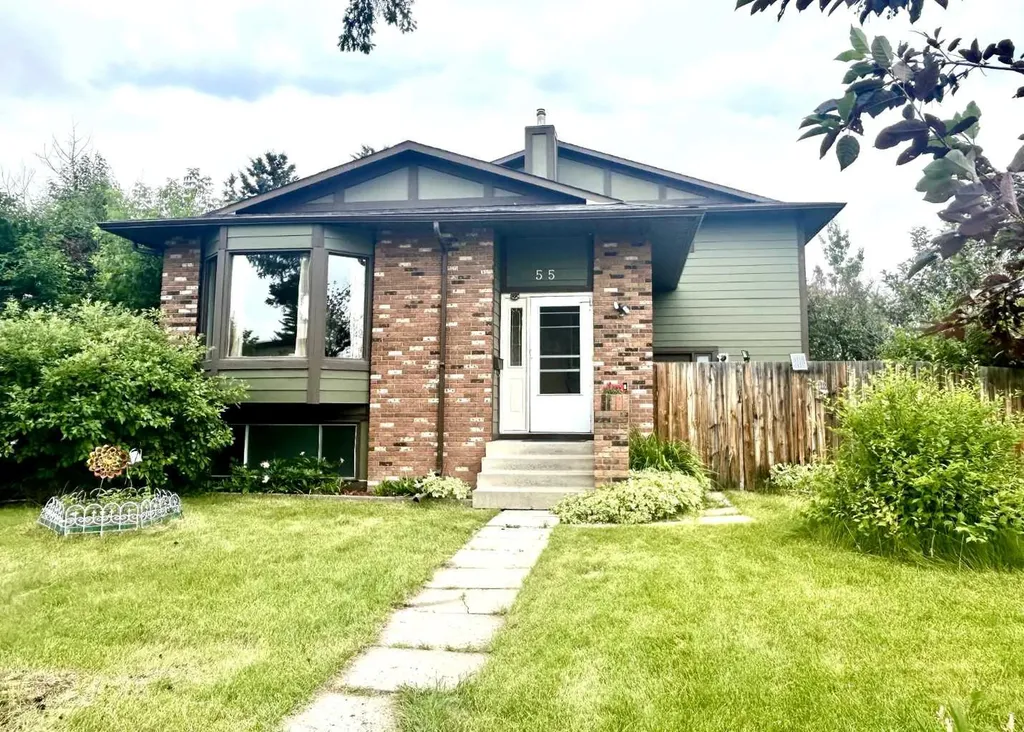 55 Bermuda Close NW Calgary AB T3K 1G4