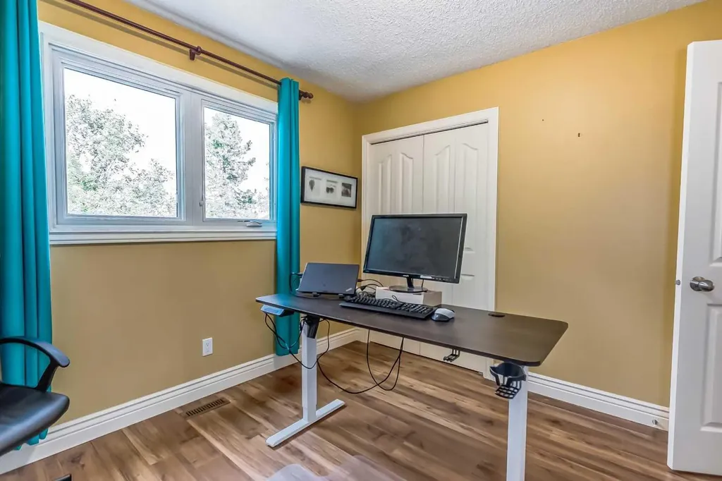 55 Bermuda Close NW Calgary AB T3K 1G4