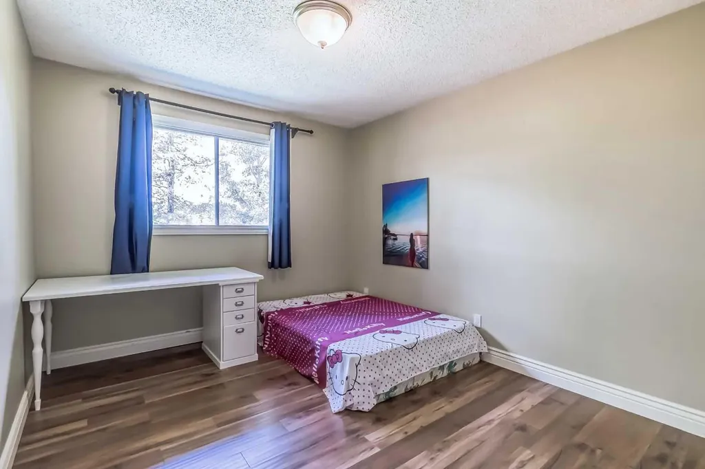 55 Bermuda Close NW Calgary AB T3K 1G4