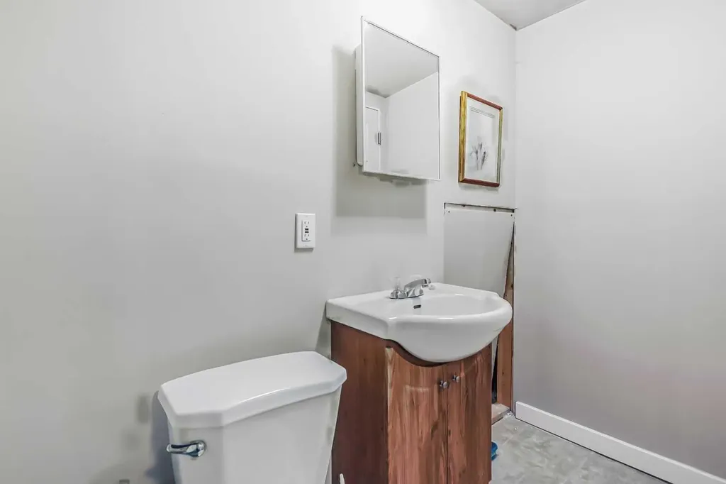 55 Bermuda Close NW Calgary AB T3K 1G4