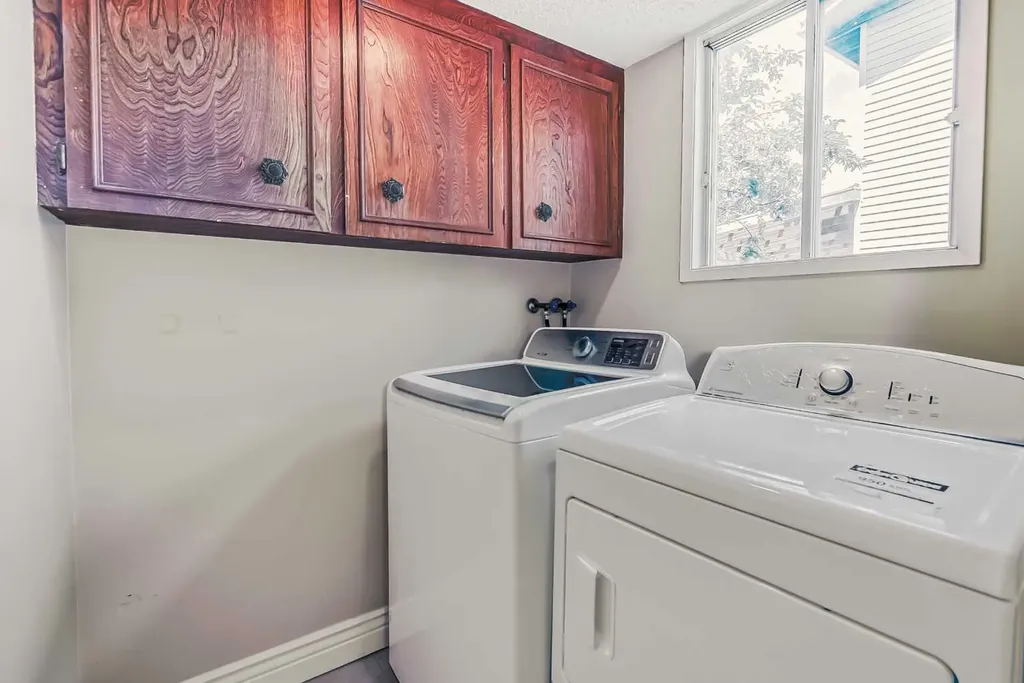 55 Bermuda Close NW Calgary AB T3K 1G4