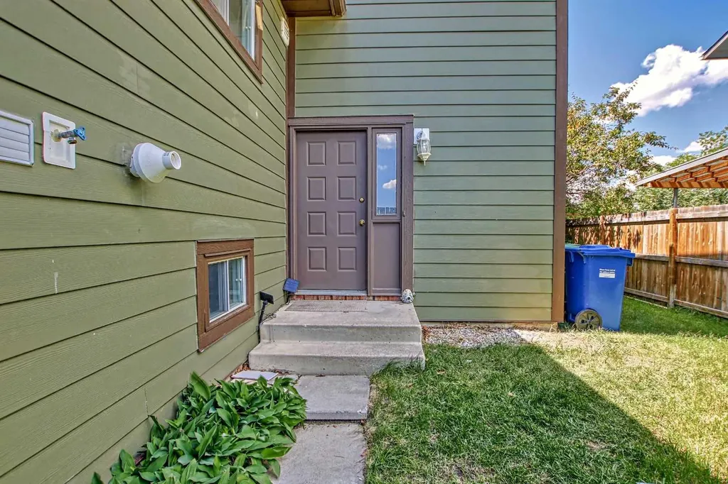55 Bermuda Close NW Calgary AB T3K 1G4