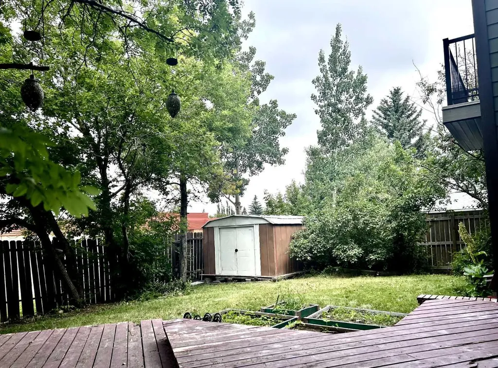 55 Bermuda Close NW Calgary AB T3K 1G4
