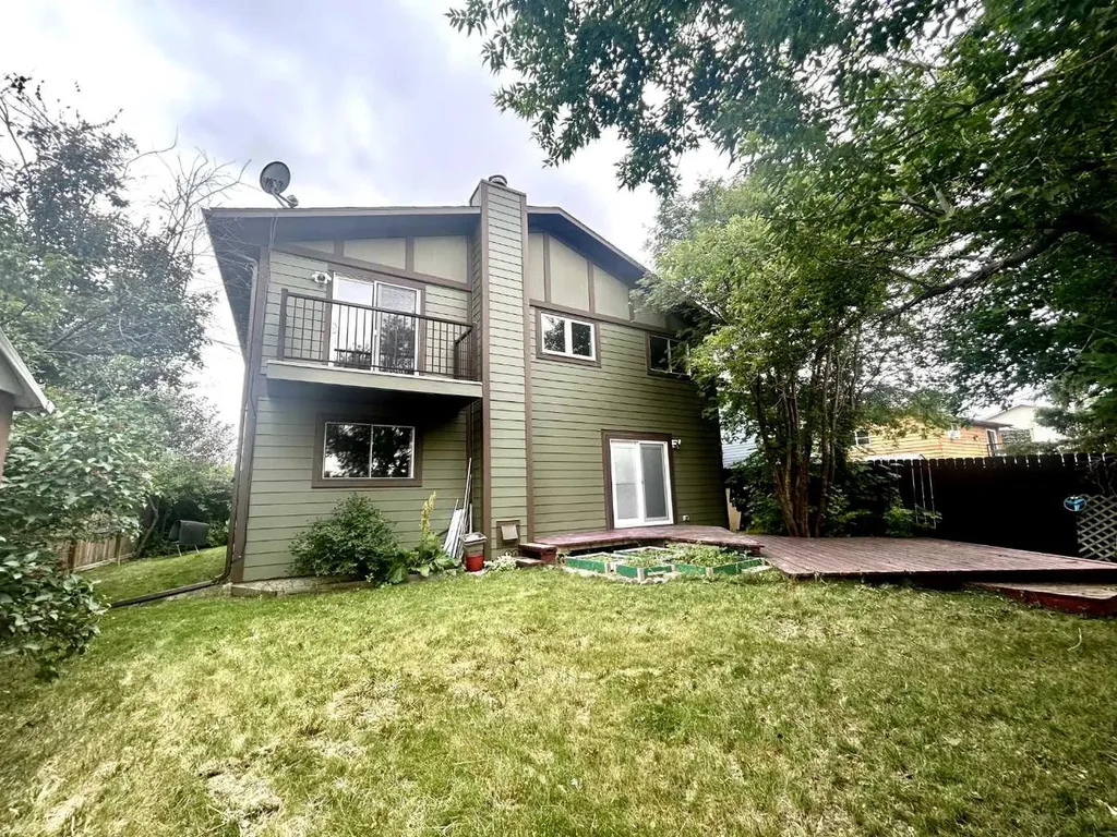 55 Bermuda Close NW Calgary AB T3K 1G4