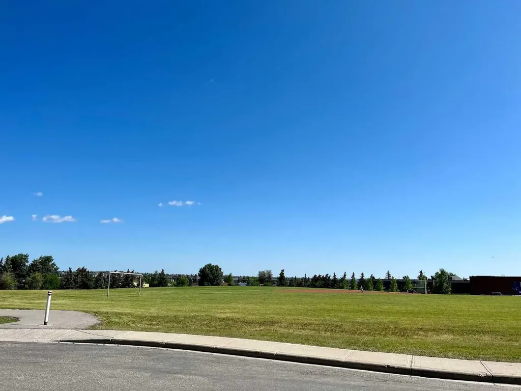 55 Bermuda Close NW Calgary AB T3K 1G4
