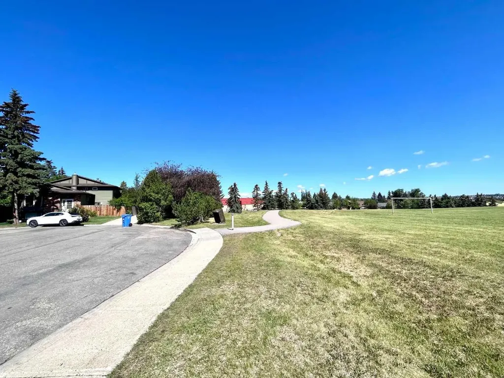 55 Bermuda Close NW Calgary AB T3K 1G4