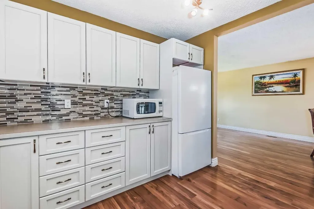 55 Bermuda Close NW Calgary AB T3K 1G4