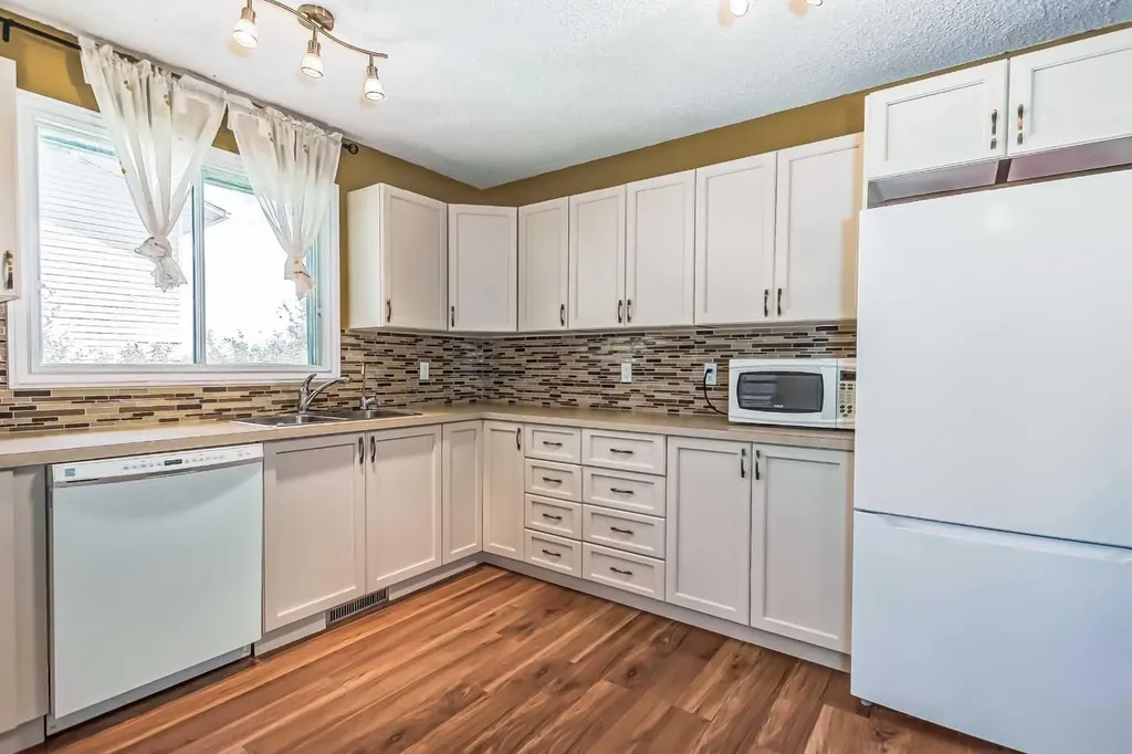 55 Bermuda Close NW Calgary AB T3K 1G4