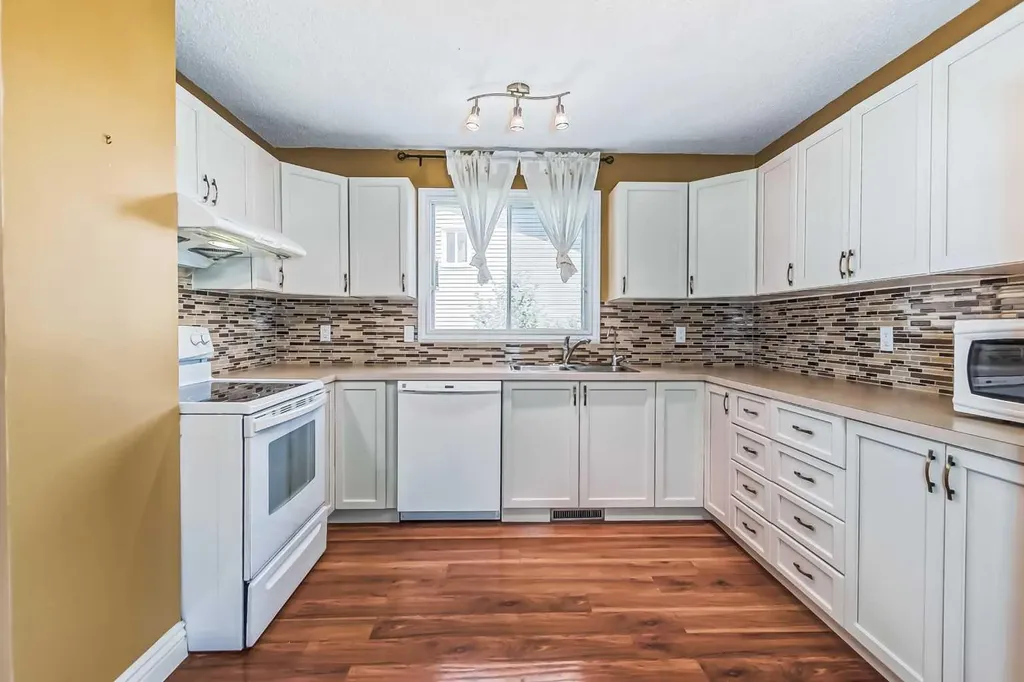 55 Bermuda Close NW Calgary AB T3K 1G4