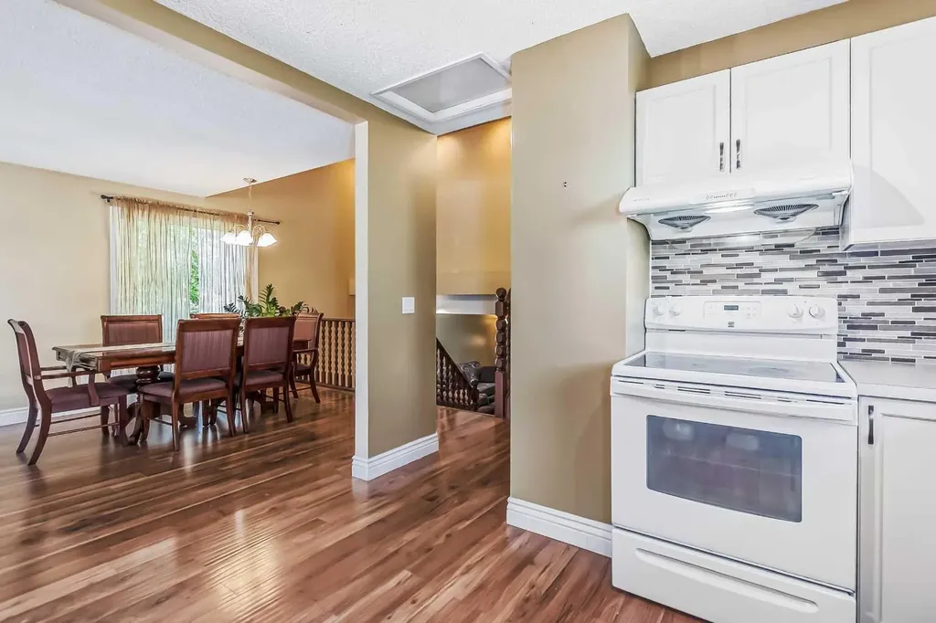 55 Bermuda Close NW Calgary AB T3K 1G4