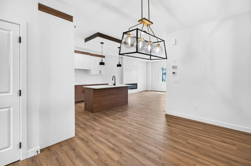 24 Memorial Parkway Rural Red Deer County AB T4E 3B7