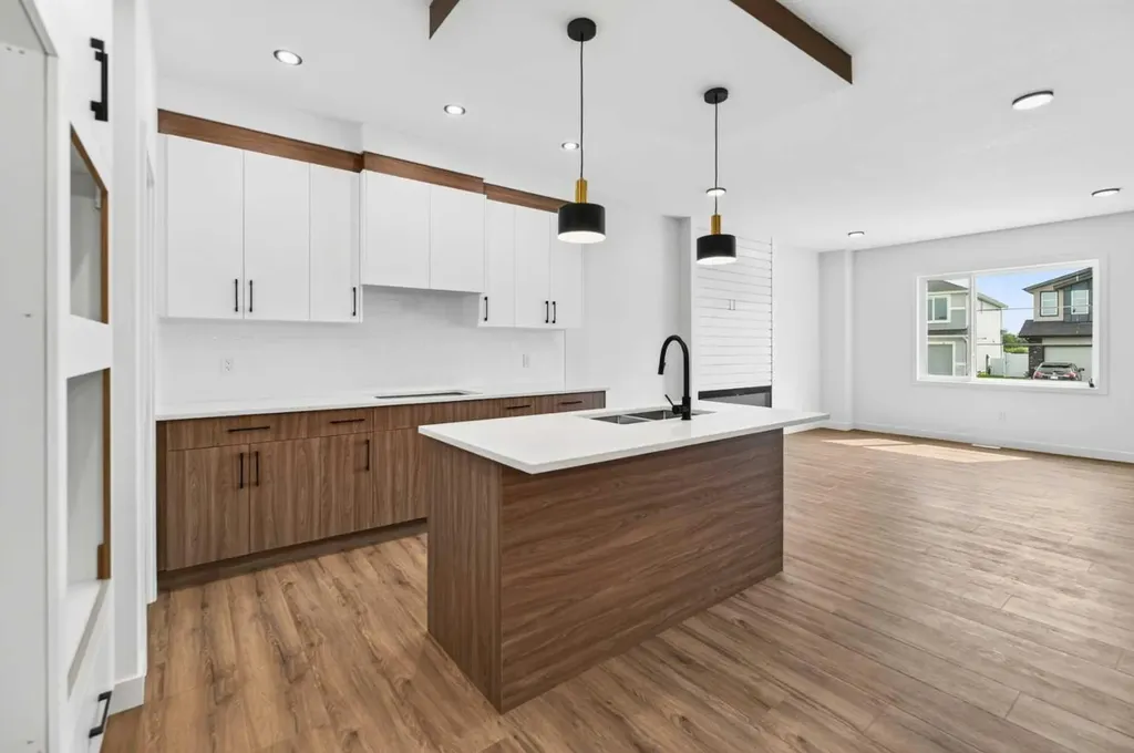 24 Memorial Parkway Rural Red Deer County AB T4E 3B7