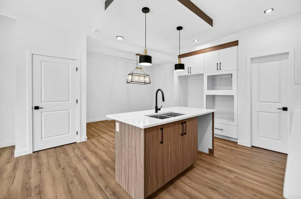 24 Memorial Parkway Rural Red Deer County AB T4E 3B7