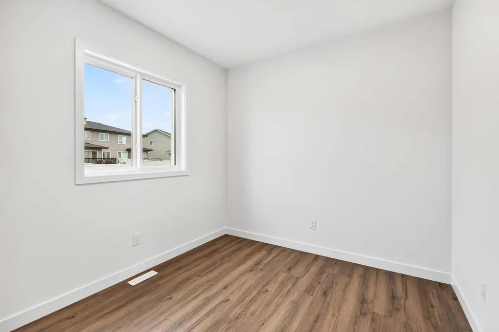 24 Memorial Parkway Rural Red Deer County AB T4E 3B7
