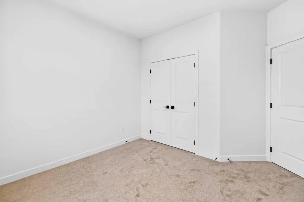 24 Memorial Parkway Rural Red Deer County AB T4E 3B7