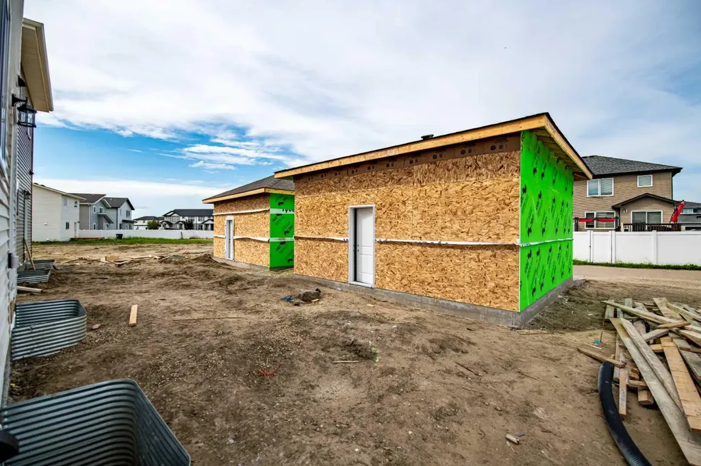 24 Memorial Parkway Rural Red Deer County AB T4E 3B7