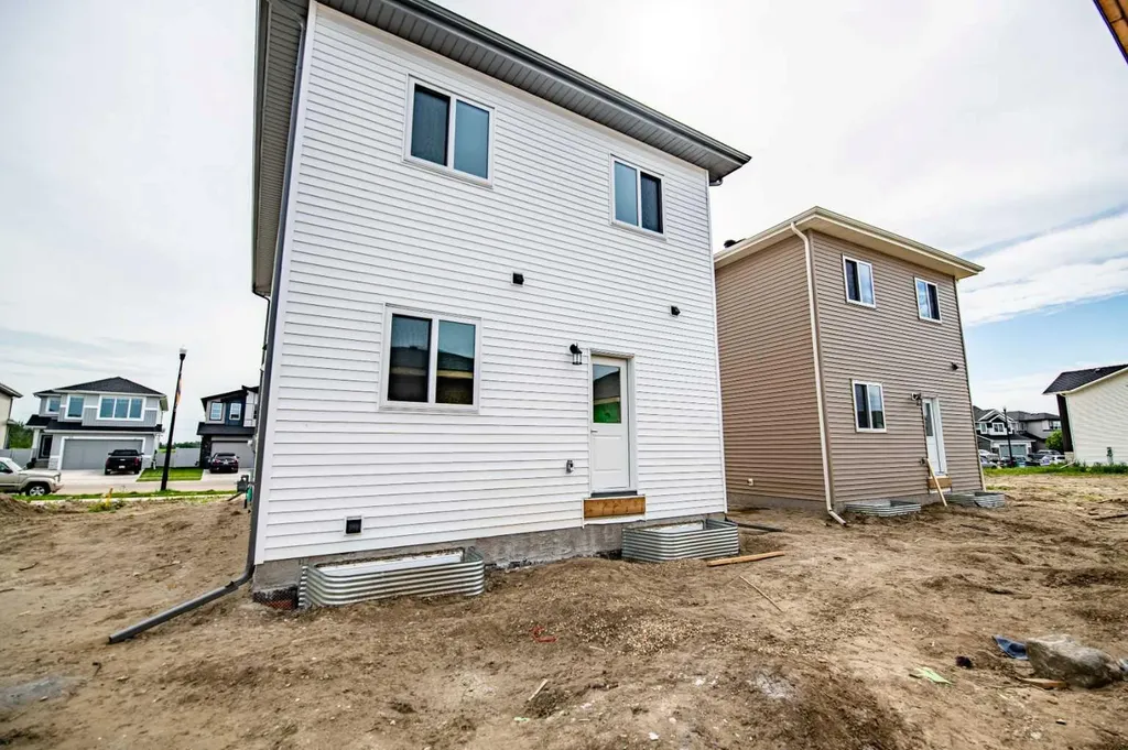 24 Memorial Parkway Rural Red Deer County AB T4E 3B7
