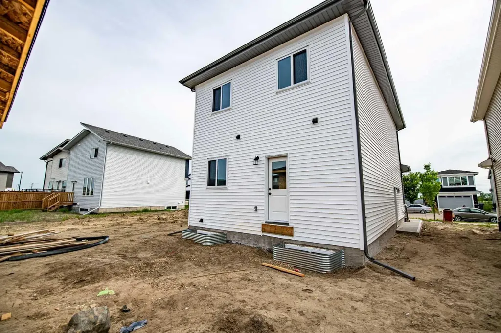 24 Memorial Parkway Rural Red Deer County AB T4E 3B7