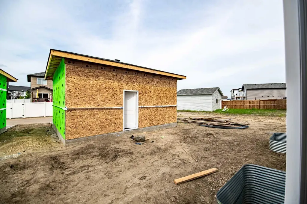 24 Memorial Parkway Rural Red Deer County AB T4E 3B7